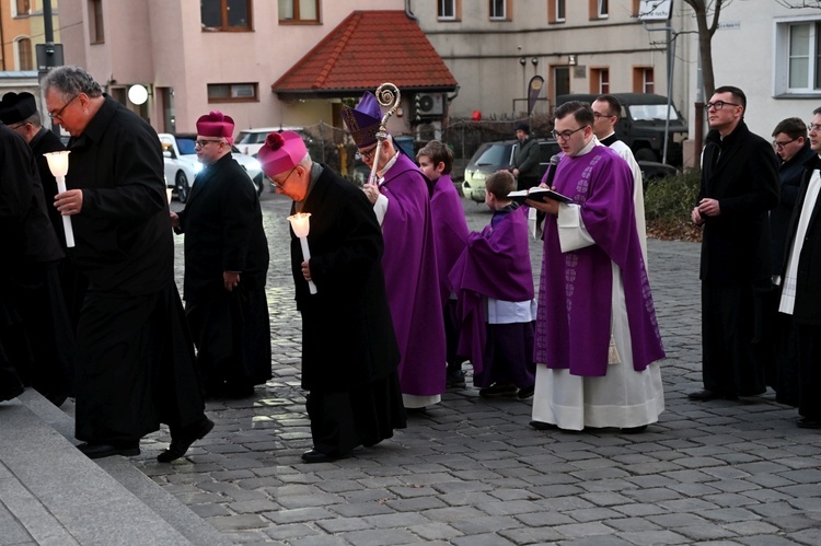 Liturgia stacyjna w Opolu. Procesja do kościoła "na Górce"