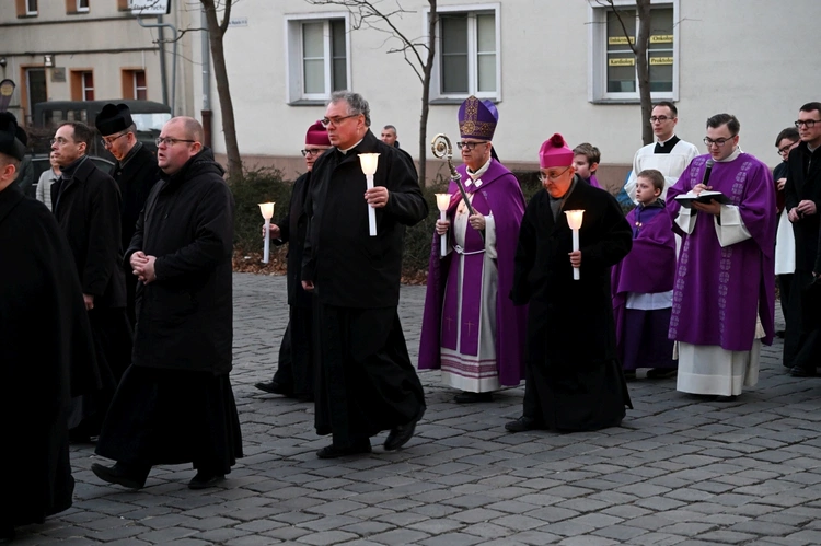 Liturgia stacyjna w Opolu. Procesja do kościoła "na Górce"