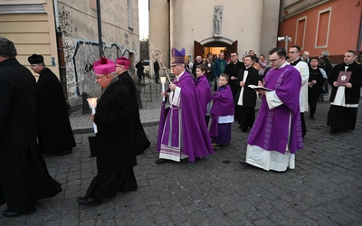 Liturgia stacyjna w Opolu. Procesja do kościoła "na Górce"