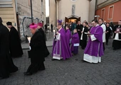 Liturgia stacyjna w Opolu. Procesja do kościoła "na Górce"