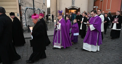Liturgia stacyjna w Opolu. Procesja do kościoła "na Górce"