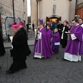 Liturgia stacyjna w Opolu. Procesja do kościoła "na Górce"