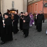 Liturgia stacyjna w Opolu. Procesja do kościoła "na Górce"