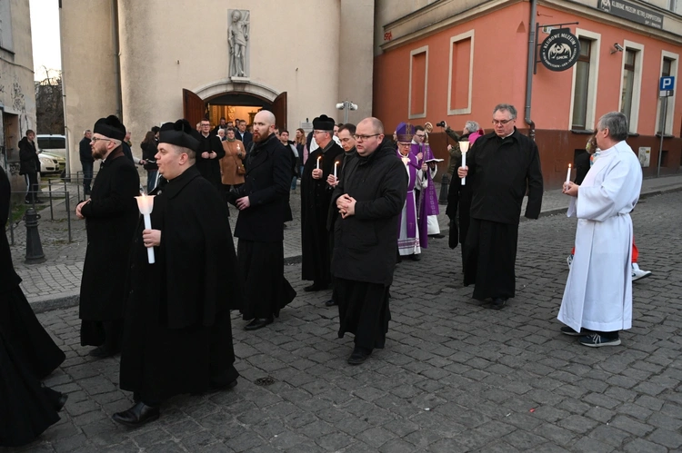 Liturgia stacyjna w Opolu. Procesja do kościoła "na Górce"