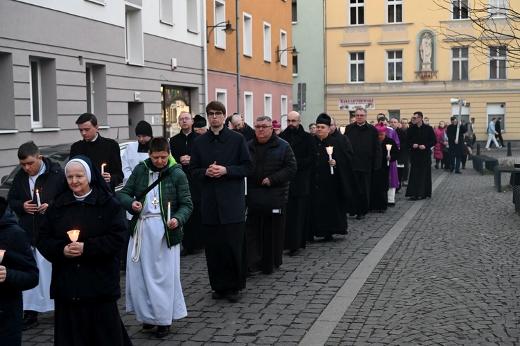 Liturgia stacyjna w Opolu. Procesja do kościoła "na Górce"