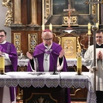 Liturgia stacyjna w Opolu. Procesja do kościoła "na Górce"