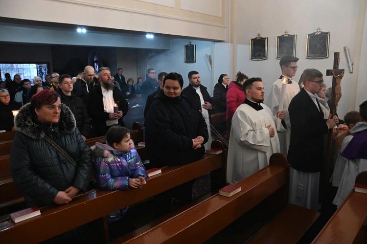 Liturgia stacyjna w Opolu. Procesja do kościoła "na Górce"
