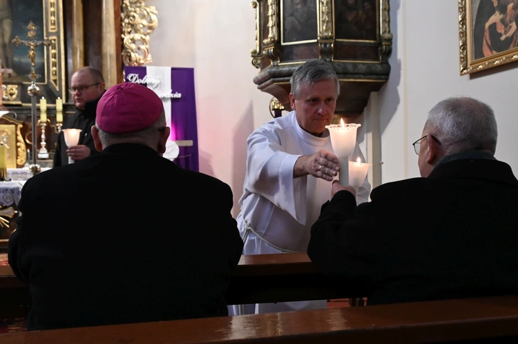 Liturgia stacyjna w Opolu. Procesja do kościoła "na Górce"