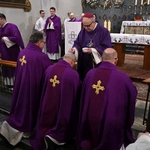 Liturgia stacyjna w Opolu. Msza św. z obrzędem posypania głów popiołem