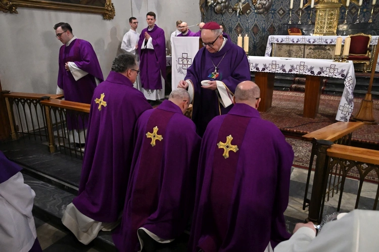 Liturgia stacyjna w Opolu. Msza św. z obrzędem posypania głów popiołem