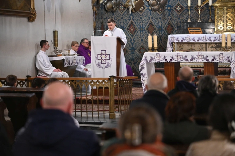 Liturgia stacyjna w Opolu. Msza św. z obrzędem posypania głów popiołem