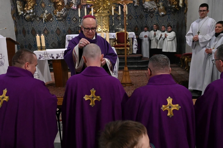Liturgia stacyjna w Opolu. Msza św. z obrzędem posypania głów popiołem