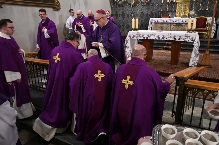 Liturgia stacyjna w Opolu. Msza św. z obrzędem posypania głów popiołem