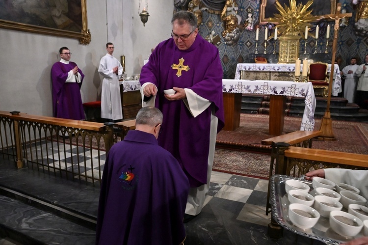 Liturgia stacyjna w Opolu. Msza św. z obrzędem posypania głów popiołem