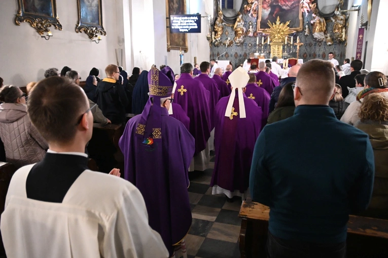 Liturgia stacyjna w Opolu. Msza św. z obrzędem posypania głów popiołem