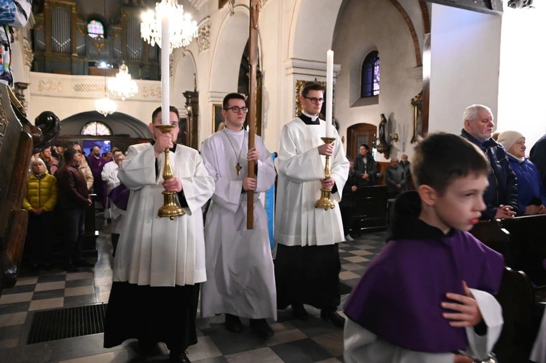 Liturgia stacyjna w Opolu. Msza św. z obrzędem posypania głów popiołem