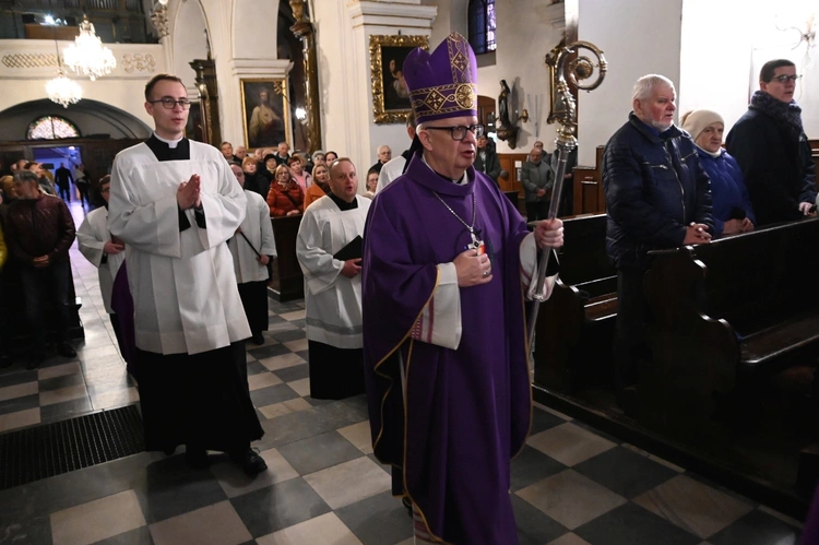 Liturgia stacyjna w Opolu. Msza św. z obrzędem posypania głów popiołem