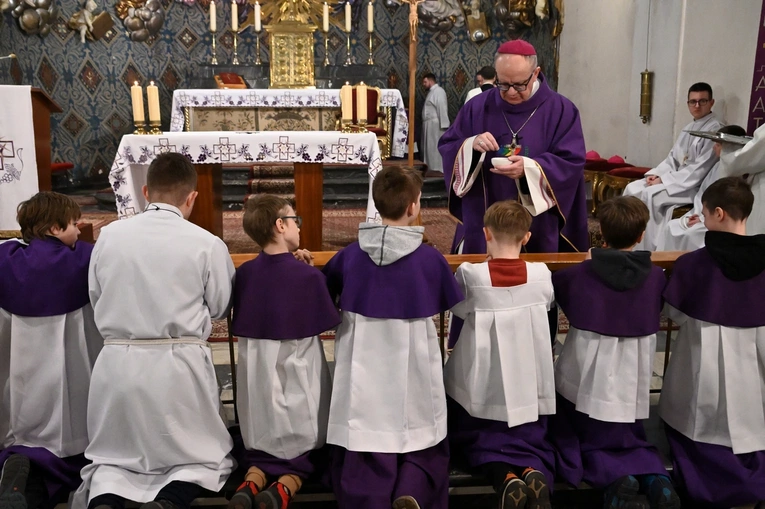 Liturgia stacyjna w Opolu. Procesja do kościoła "na Górce"