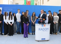 - Bardzo się cieszę, że każda ze szkół średnich prowadzonych przez miasto zaangażowała się w ten projekt - mówi prezydent Radosław Witkowski.