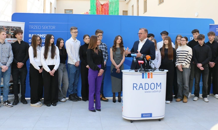 - Bardzo się cieszę, że każda ze szkół średnich prowadzonych przez miasto zaangażowała się w ten projekt - mówi prezydent Radosław Witkowski.