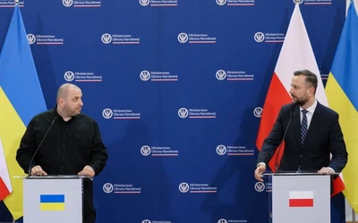 Wicepremier, minister obrony narodowej Władysław Kosiniak-Kamysz (P) oraz minister obrony Ukrainy Rustem Umierow (L) 