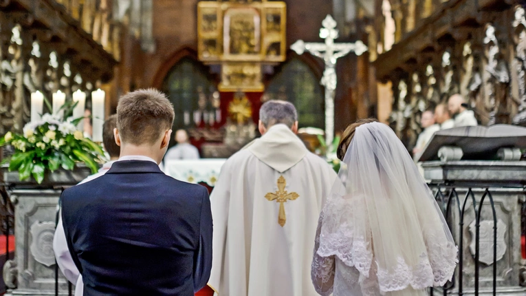Coraz rzadziej przed ołtarzem