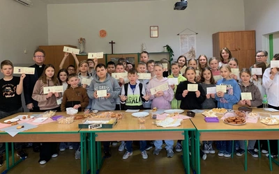 Dzieci cieszą się z zaliczonej sesji zimowej.