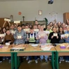 Dzieci cieszą się z zaliczonej sesji zimowej.