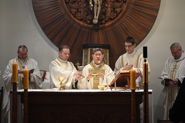 Liturgia w gdańskim seminarium z kardynałem Tagle