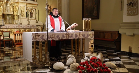 Droga Krzyżowa w intencji ojczyzny przeszła ulicami Połańca