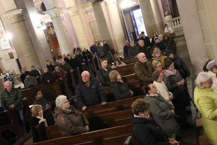 Płock. Droga Krzyżowa w intencji skrzywdzonych