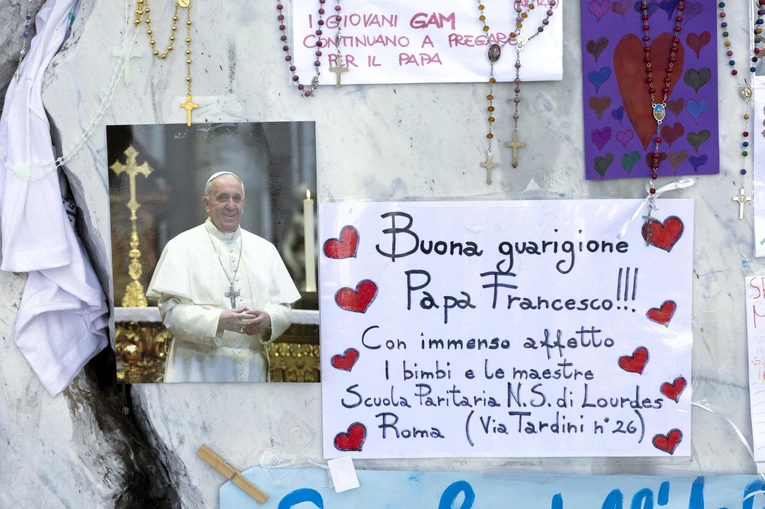 Klinika Gemelli: Papież odpoczywa, noc minęła spokojnie