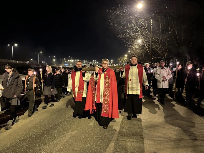 Za krzyżem po osiedlu