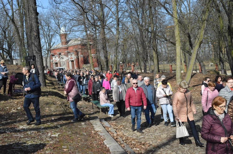 Rekolekcje Żywego Różańca - Droga Krzyżowa na wzgórzu kalwaryjskim