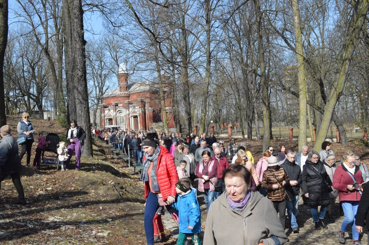 Rekolekcje Żywego Różańca - Droga Krzyżowa na wzgórzu kalwaryjskim