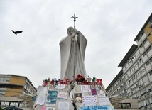 Papież wznowił przepisane mu terapie