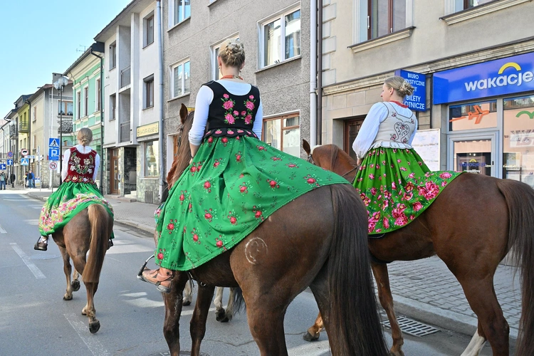 Panie na koniach 