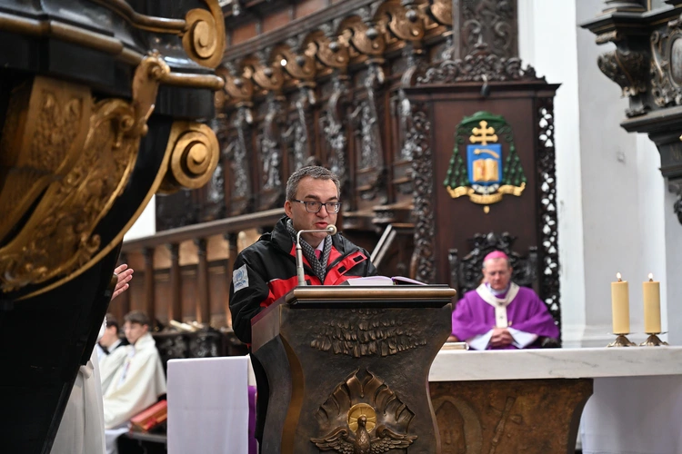 Liturgia wolontariuszy z kard. Taglem