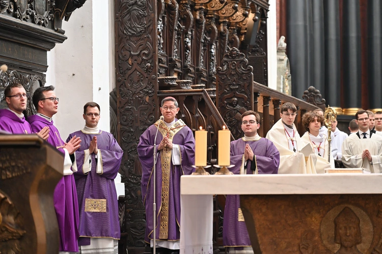 Liturgia wolontariuszy z kard. Taglem