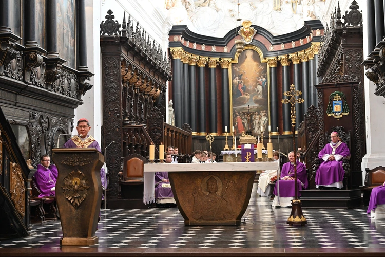 Liturgia wolontariuszy z kard. Taglem