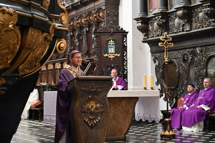 Liturgia wolontariuszy z kard. Taglem
