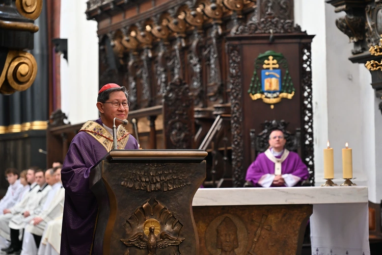 Liturgia wolontariuszy z kard. Taglem