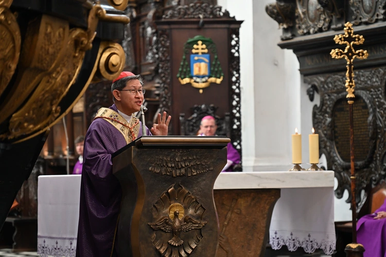 Liturgia wolontariuszy z kard. Taglem