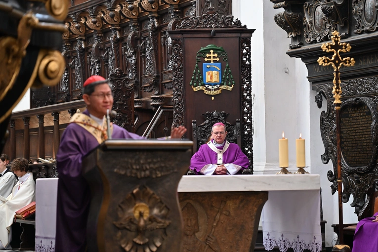 Liturgia wolontariuszy z kard. Taglem