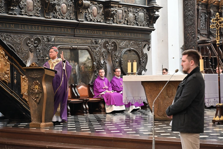 Liturgia wolontariuszy z kard. Taglem