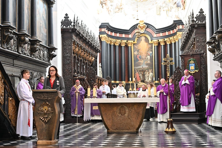 Liturgia wolontariuszy z kard. Taglem