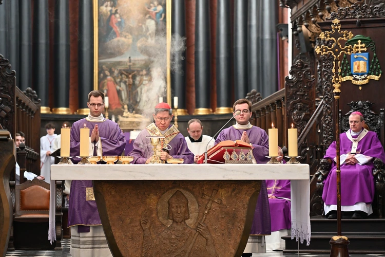 Liturgia wolontariuszy z kard. Taglem