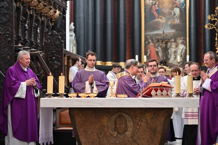 Liturgia wolontariuszy z kard. Taglem