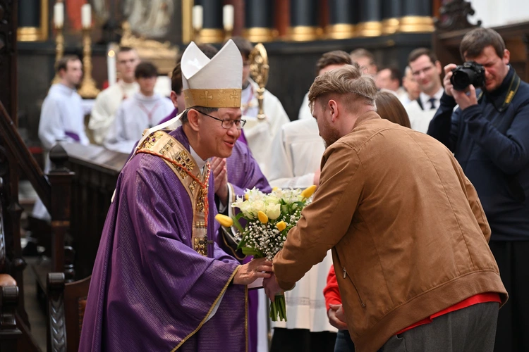 Liturgia wolontariuszy z kard. Taglem