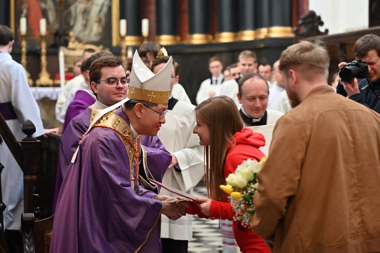 Liturgia wolontariuszy z kard. Taglem
